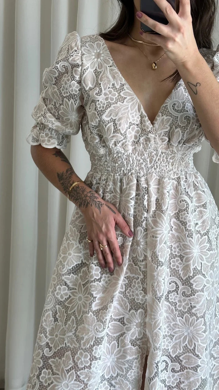 Vestido Vitória Manga 3/4 Renda Branca com nude